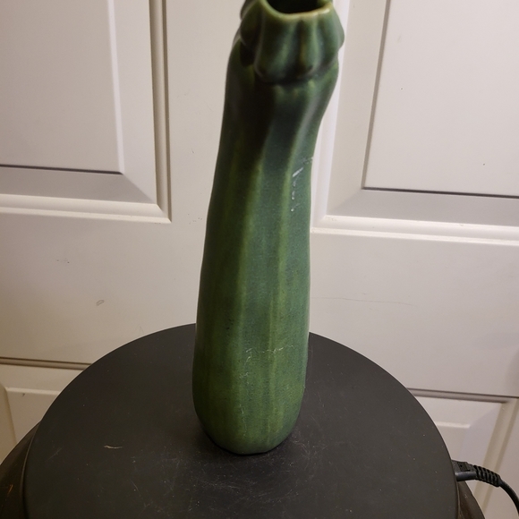 Matte Green Zucchini Ceramic Vase Signed Patricia Garrett 9.3" - Picture 5 of 10